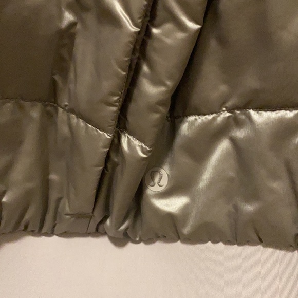 Brand new barley used reversible lululemon jacket - Picture 2 of 3